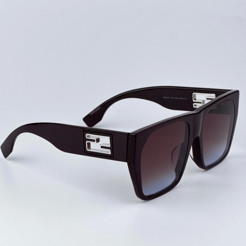 Fendi FE40124F - 81T - 57 Sonnenbrillen Lila Eckig