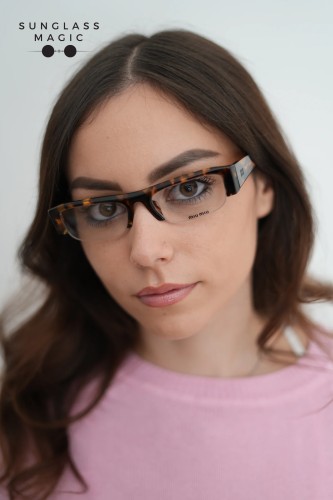 MIU MIU MU B07S - 14L08N - 51 - MIT BLAU-VIOLETTEM LICHTFILTER-GLÄSERN Sonnenbrillen Rechteck