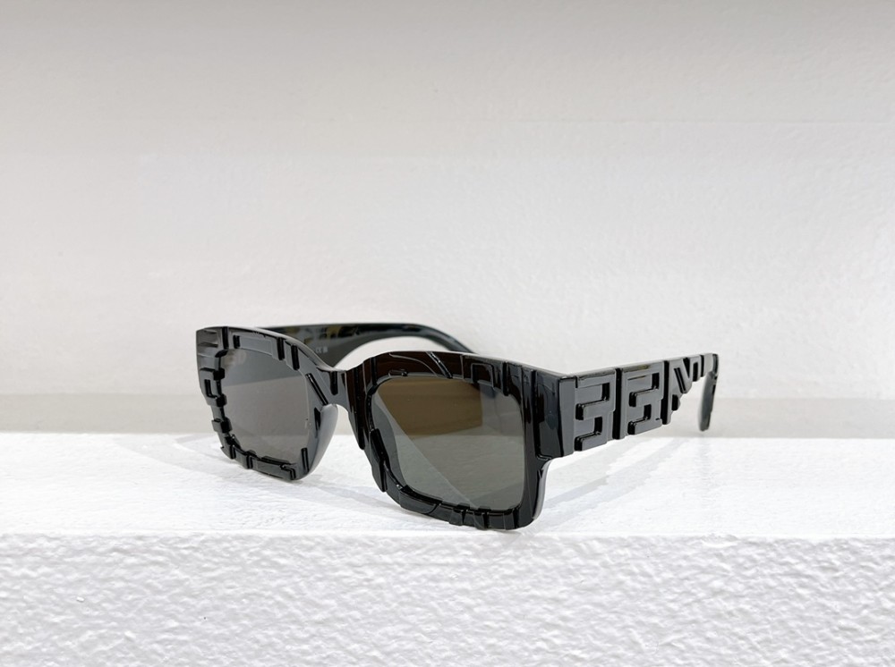 Fendi FE40104I - 01C - 50 Sonnenbrillen Schwarz Eckig